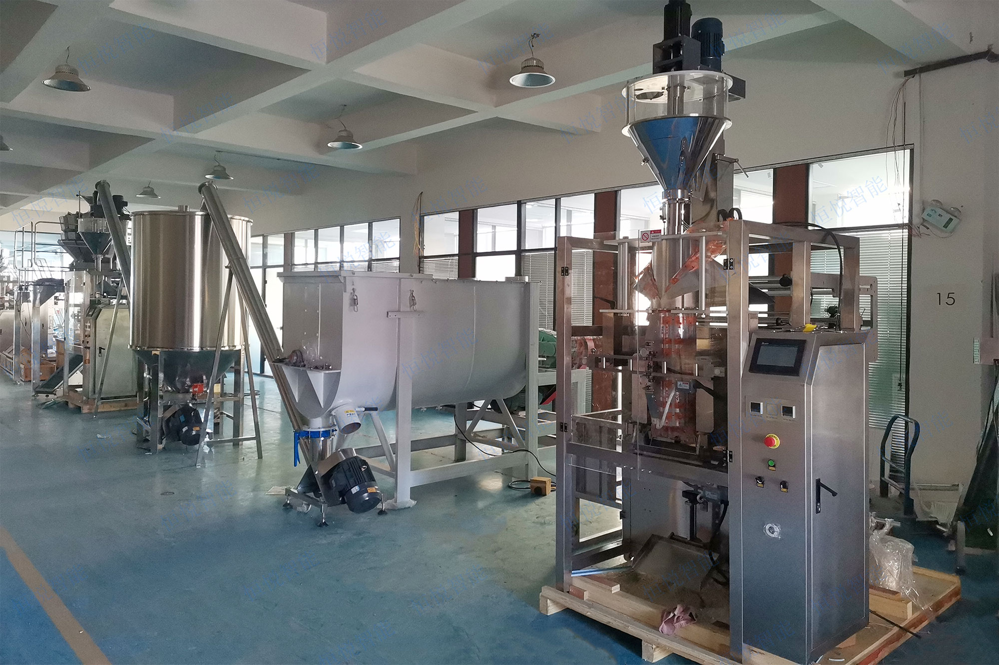 全自動防水涂料包裝機(jī)可以實現(xiàn)涂料、膩子粉、快粘粉、石膏粉等建筑粉料產(chǎn)品得自動化包裝全過程