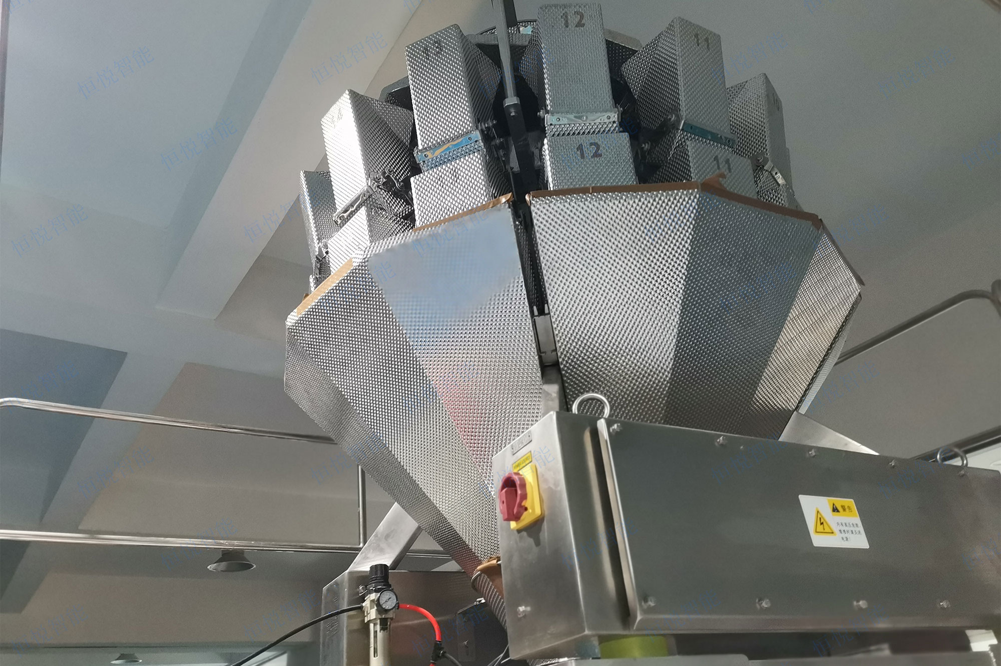 土豆粉自動(dòng)包裝機(jī)采用十四頭電腦組合秤自動(dòng)定量稱(chēng)重