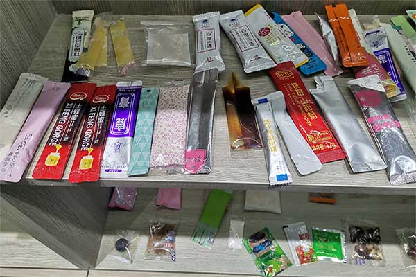 全自動小型包裝機能夠滿足顆粒、條塊、片狀、球狀、粉料、液體、膏體產(chǎn)品的自動定量包裝