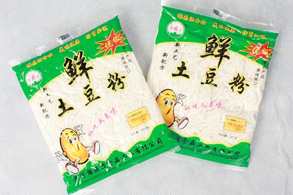 土豆粉真空機(jī)可以采用塑料復(fù)合膜、塑料鋁箔復(fù)合膜等材質(zhì)為包裝材料
